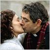 De Bico Calado : foto Kristin Scott Thomas, Rowan Atkinson