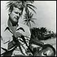 Com 007 Viva e Deixe Morrer : foto Roger Moore