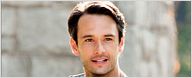 Exclusivo - Rodrigo Santoro tem cartaz só dele no novo filme com Jennifer Lopez