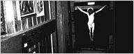 Carrie: Nova foto assustadora mostra como a garota é punida pela mãe
